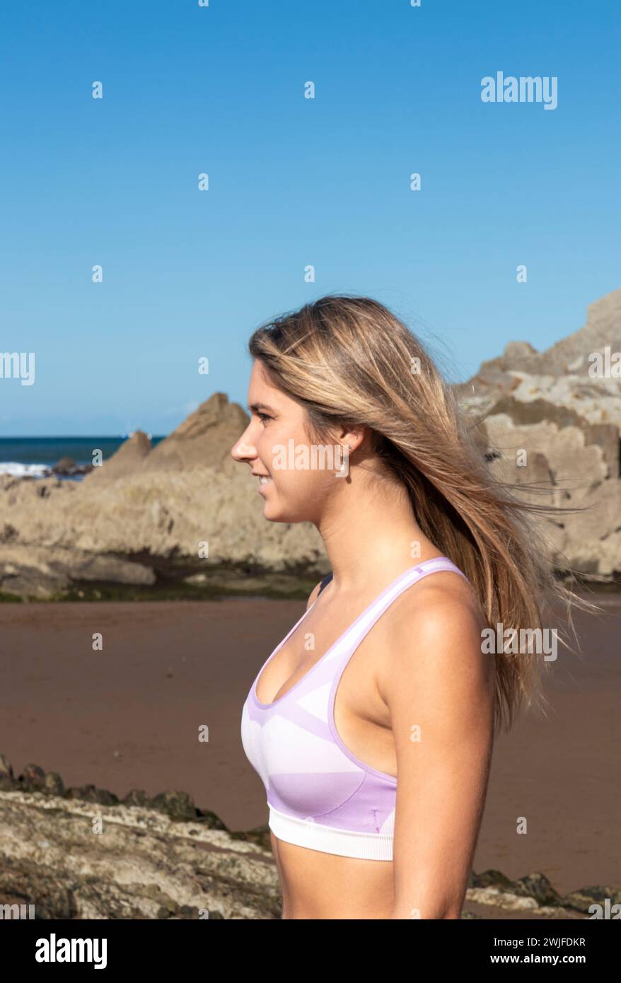 jolie jeune femme blonde portant un soutien-gorge de sport violet Banque D'Images