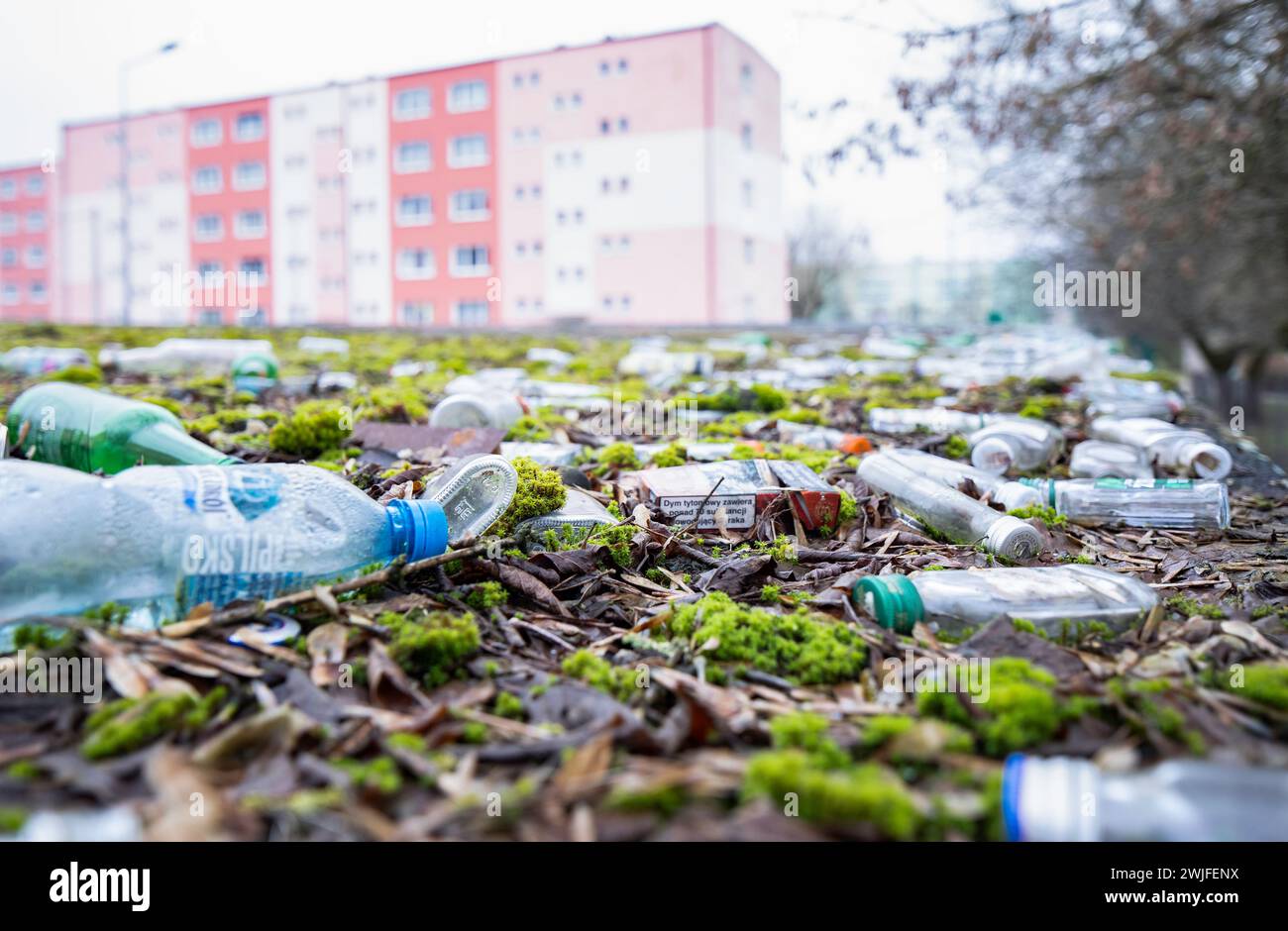 Gniezno, Pologne - ordures, désordre, ordures, bouteilles sur le sol. L'alcoolisme dans la petite ville. Banque D'Images