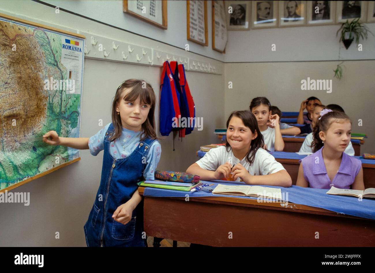 Roumanie, Bucarest, classe de l'école primaire pendant une leçon de géographie. Banque D'Images