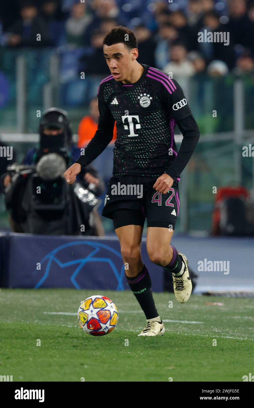 Jamal Musiala du Bayern contrôle le ballon lors de la manche de la Ligue des champions de l'UEFA du 16e match de première manche entre le SS Lazio et le FC Bayern au Stadio Olimpico le 14 février 2024 à Rome, en Italie. Banque D'Images