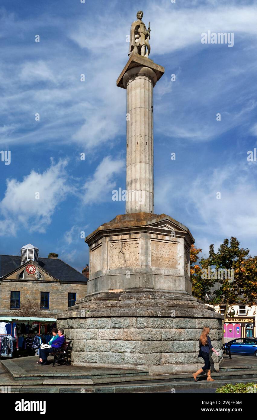 La colonne dorique (autrefois connue sous le nom de Big George) dans le centre-ville de Westport, comté de Mayo, Irlande Banque D'Images