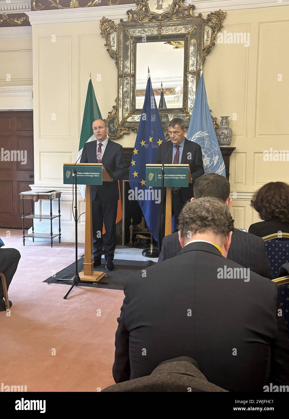 Tanaiste Micheal Martin (à gauche) et Philippe Lazzarini, commissaire général de l'Agence des Nations Unies pour les réfugiés palestiniens (UNRWA), s'adressent aux médias après leur rencontre à Dublin . Date de la photo : jeudi 15 février 2024. Banque D'Images