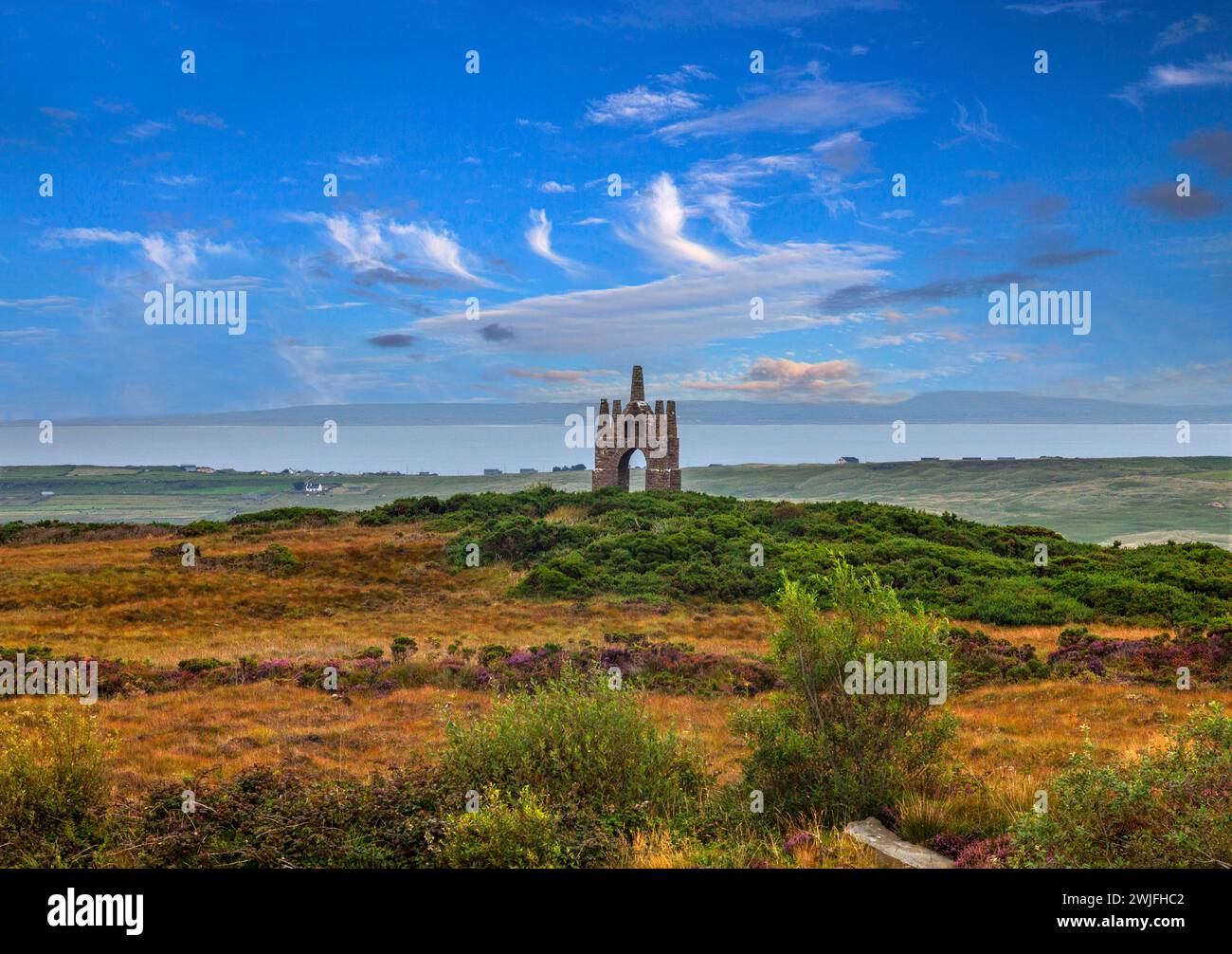 KNOX's Folly sur Lacken Hill surplombant la baie de Killala sur la côte du comté de Mayo, en Irlande Banque D'Images