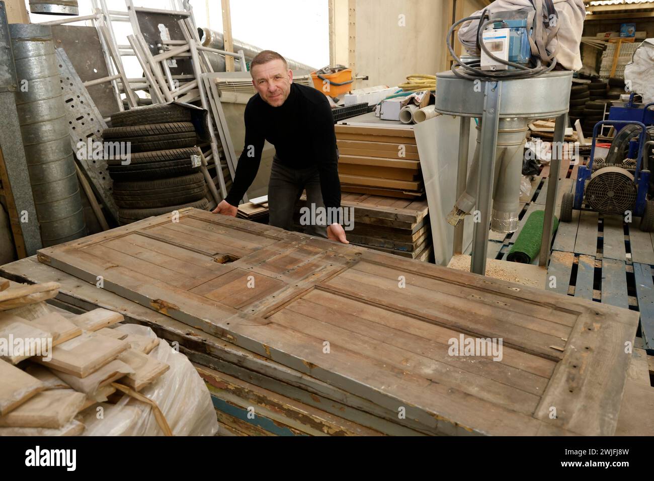 Marseille, France. 15 février 2024. © PHOTOPQR/LA PROVENCE/FANANT Franck ; Marseille ; 15/02/2024 ; Portrait de Dorin ZORILA, artisan menuisier, qui transforme des anciennes portes de cellules de la prison des Baumettes en table à manger Marseille, France, 15 février 2024. inhabituel. Dorin ZORILA, artisan charpentier, qui transforme les vieilles portes de cellules de la prison de Baumettes en table à manger crédit : MAXPPP/Alamy Live News Banque D'Images