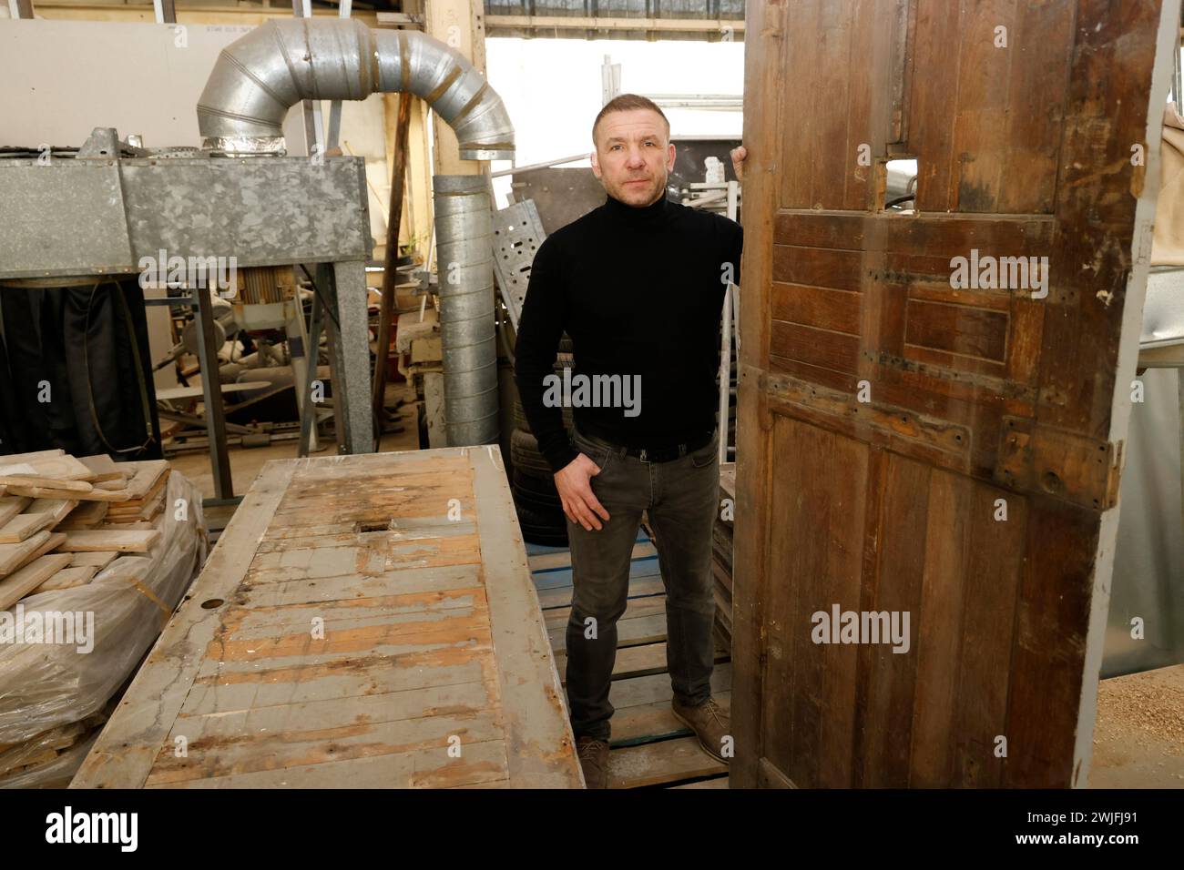 Marseille, France. 15 février 2024. © PHOTOPQR/LA PROVENCE/FANANT Franck ; Marseille ; 15/02/2024 ; Portrait de Dorin ZORILA, artisan menuisier, qui transforme des anciennes portes de cellules de la prison des Baumettes en table à manger Marseille, France, 15 février 2024. inhabituel. Dorin ZORILA, artisan charpentier, qui transforme les vieilles portes de cellules de la prison de Baumettes en table à manger crédit : MAXPPP/Alamy Live News Banque D'Images