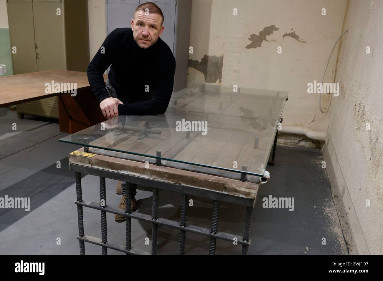 Marseille, France. 15 février 2024. © PHOTOPQR/LA PROVENCE/FANANT Franck ; Marseille ; 15/02/2024 ; Portrait de Dorin ZORILA, artisan menuisier, qui transforme des anciennes portes de cellules de la prison des Baumettes en table à manger Marseille, France, 15 février 2024. inhabituel. Dorin ZORILA, artisan charpentier, qui transforme les vieilles portes de cellules de la prison de Baumettes en table à manger crédit : MAXPPP/Alamy Live News Banque D'Images