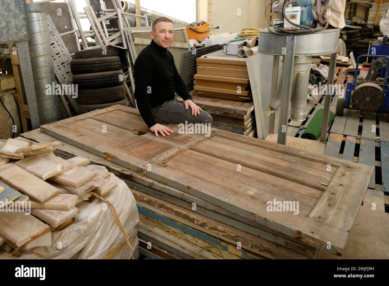 Marseille, France. 15 février 2024. © PHOTOPQR/LA PROVENCE/FANANT Franck ; Marseille ; 15/02/2024 ; Portrait de Dorin ZORILA, artisan menuisier, qui transforme des anciennes portes de cellules de la prison des Baumettes en table à manger Marseille, France, 15 février 2024. inhabituel. Dorin ZORILA, artisan charpentier, qui transforme les vieilles portes de cellules de la prison de Baumettes en table à manger crédit : MAXPPP/Alamy Live News Banque D'Images