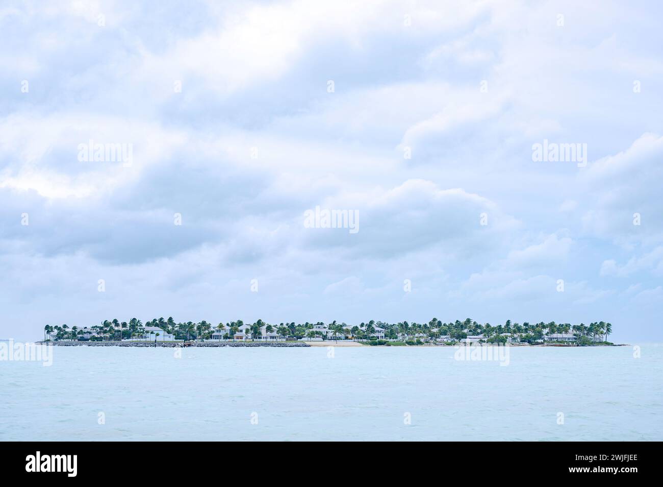 Une île, juste au large de la côte de Key West, Floride, face à un ciel tropical couvant Banque D'Images