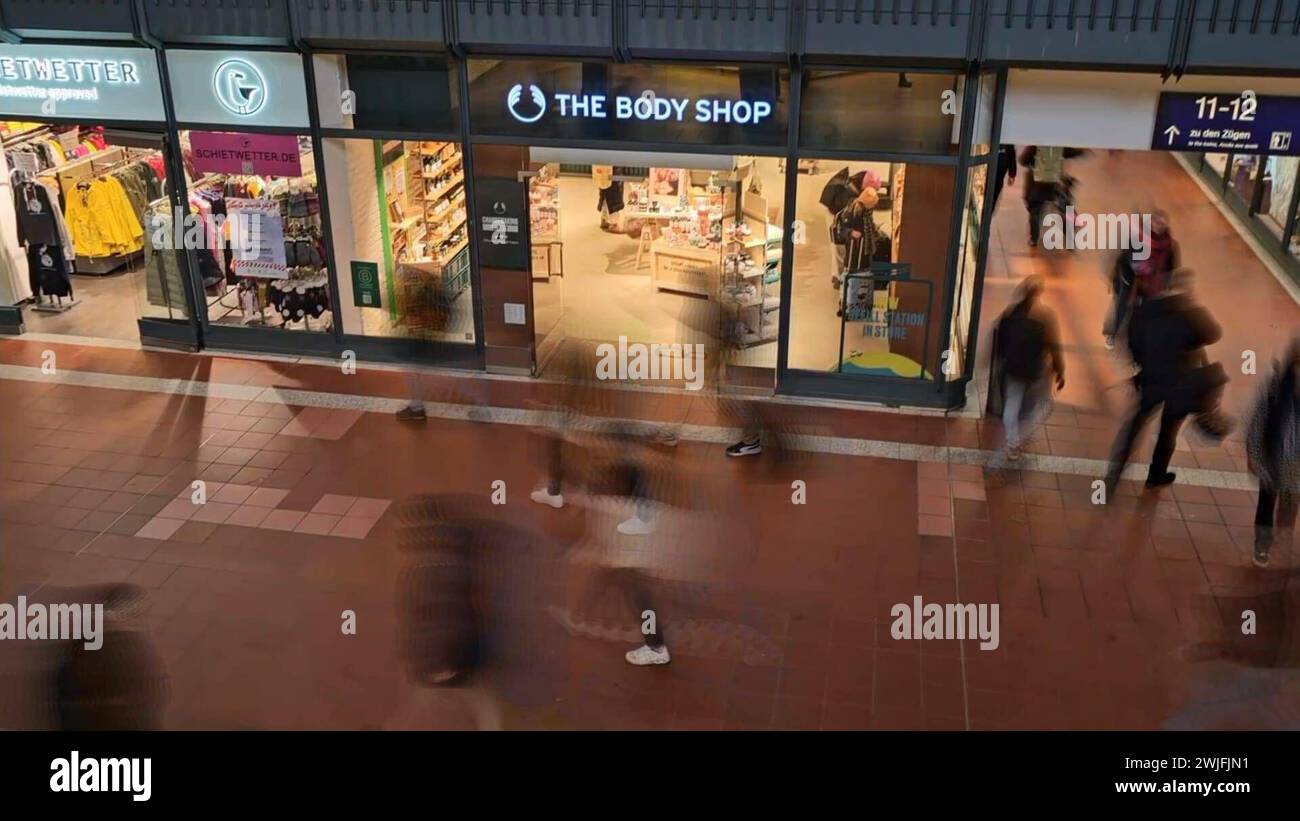 DATE D'ENREGISTREMENT NON INDIQUÉE The Body Shop in der Wandelhalle am Hamburger Hauptbahnhof. - Die The Body Shop Germany GmbH Hat am Mittwoch beim Amtsgericht Düsseldorf einen Insolvenzantrag eingereicht. Zum vorläufigen Insolvenzverwalter wurde der Düsseldorfer Rechtsanwalt Biner Bähr ernannt. Laut Bundesanzeiger hatte die Kette im Jahr 2021 in Deutschland 66 Filialen und mehr als 350 Mitarbeiter. Hamburg, der 15.02.2024 The Body Shop Meldet auch in Deutschland insolvenz an - filiale Wandelhalle Hamburg Hauptbahnhof, Hamburg-Hauptbahnhof Hamburg Deutschland Wandelhalle Hamburg *** The Body Shop in the Banque D'Images