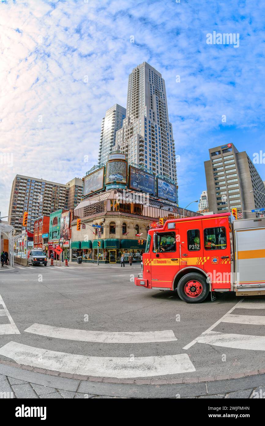 Camion de pompier ou moteur dans le quartier du centre-ville, vue super grand angle, à Toronto, Canada Banque D'Images