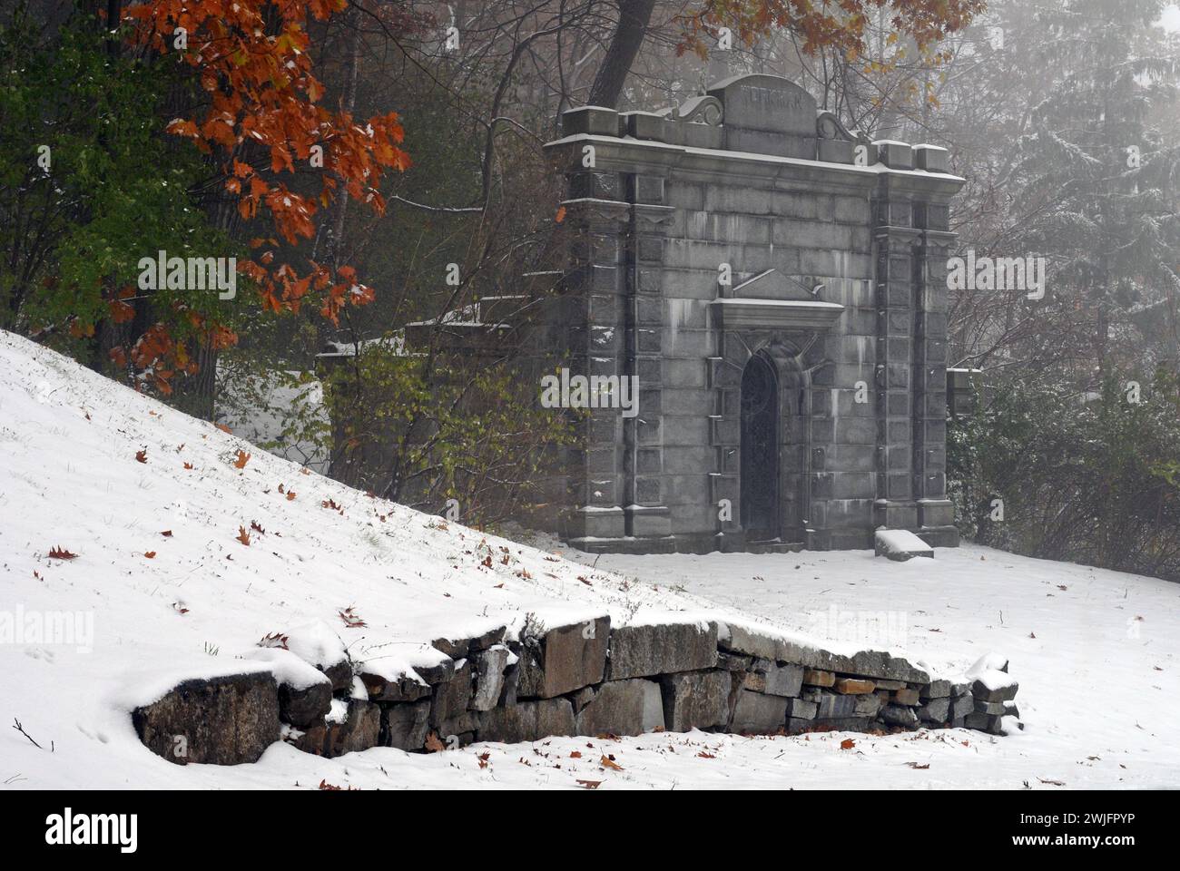 De la neige fraîche recouvre le cimetière historique Mont-Royal de Montréal après une tempête à la fin de l'automne. Banque D'Images