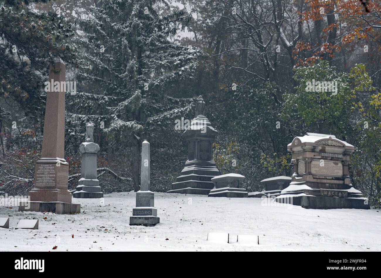 La neige fraîche couvre les monuments historiques et les tombes du cimetière Mont-Royal de Montréal après une tempête de la fin de l'automne. Banque D'Images