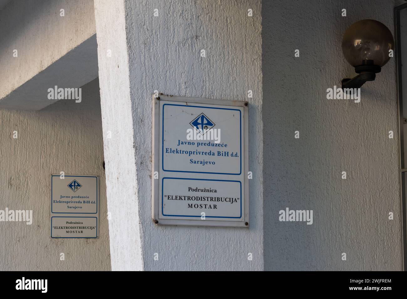 Société publique de distribution électrique signe à Mostar, public Enterprise Electric Utility de Bosnie-Herzégovine Banque D'Images