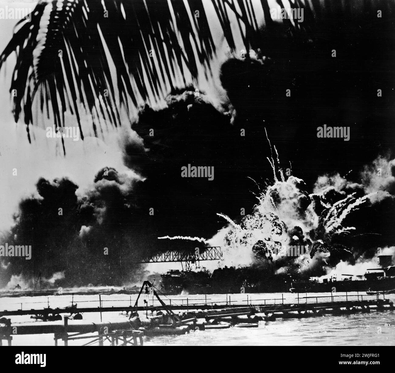 Seconde Guerre mondiale - la base navale de Pearl Harbor et l'U.S.S. Shaw s'enflamment après l'attaque japonaise - 7 décembre 1941 Banque D'Images