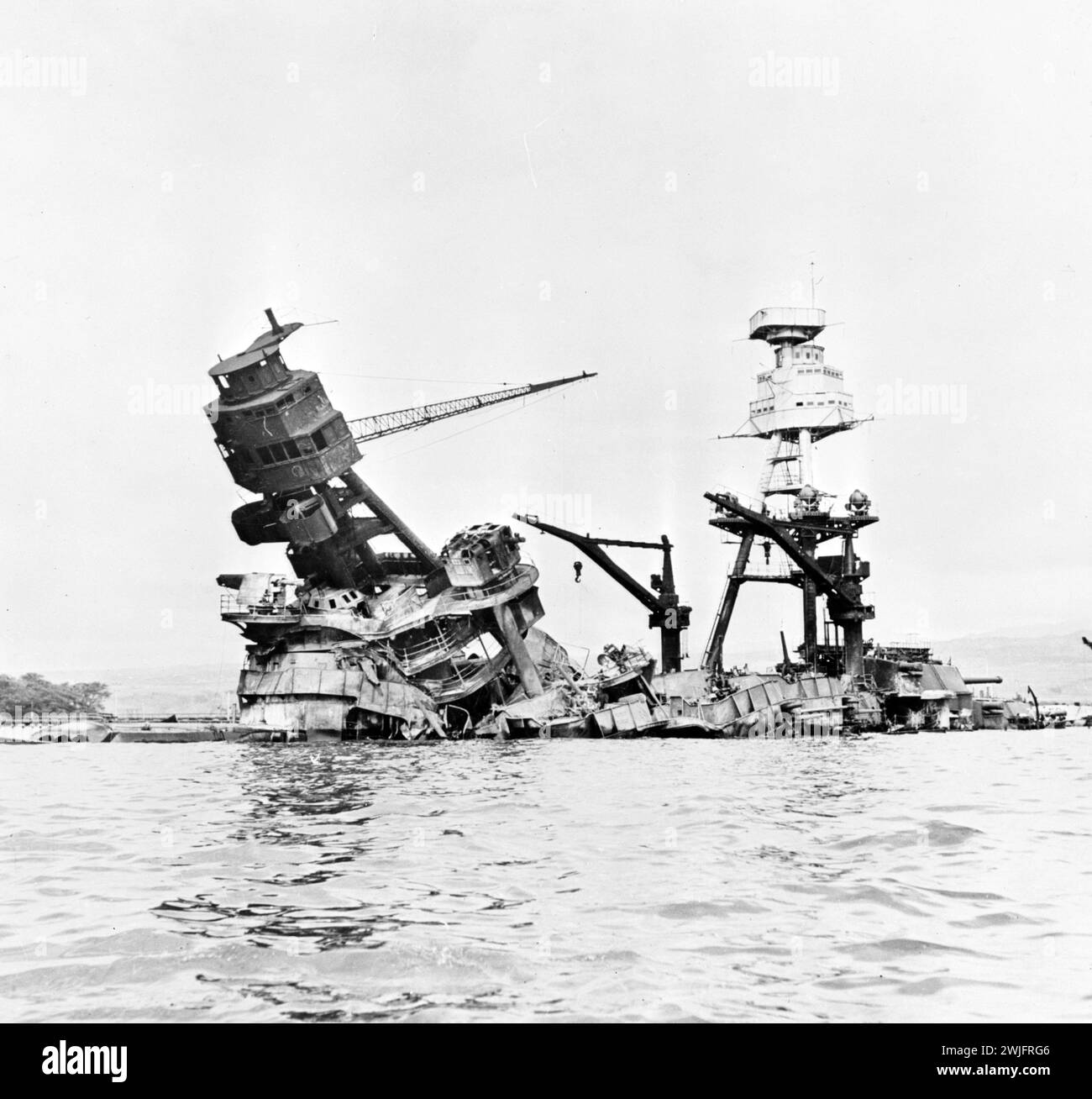 L'USS Arizona, au plus fort des tirs, à la suite d'une attaque aérienne japonaise sur Pearl Harbor, à Hawaï, le 7 décembre 1941 Banque D'Images