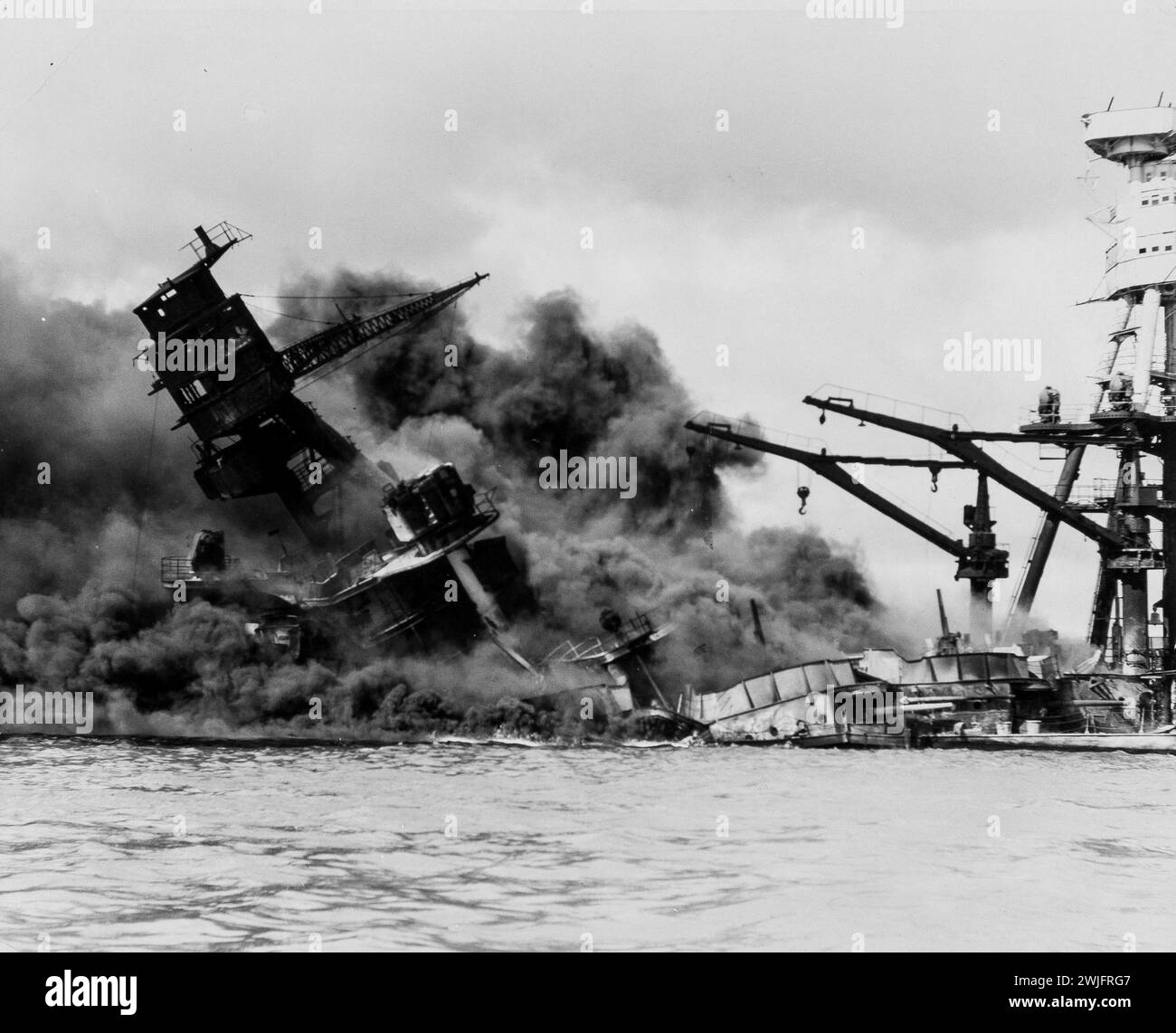 Seconde Guerre mondiale - attaque de 1941 sur Pearl Harbor, décembre 1941 - cuirassé USS Arizona Burning - photographie officielle de la marine américaine Banque D'Images