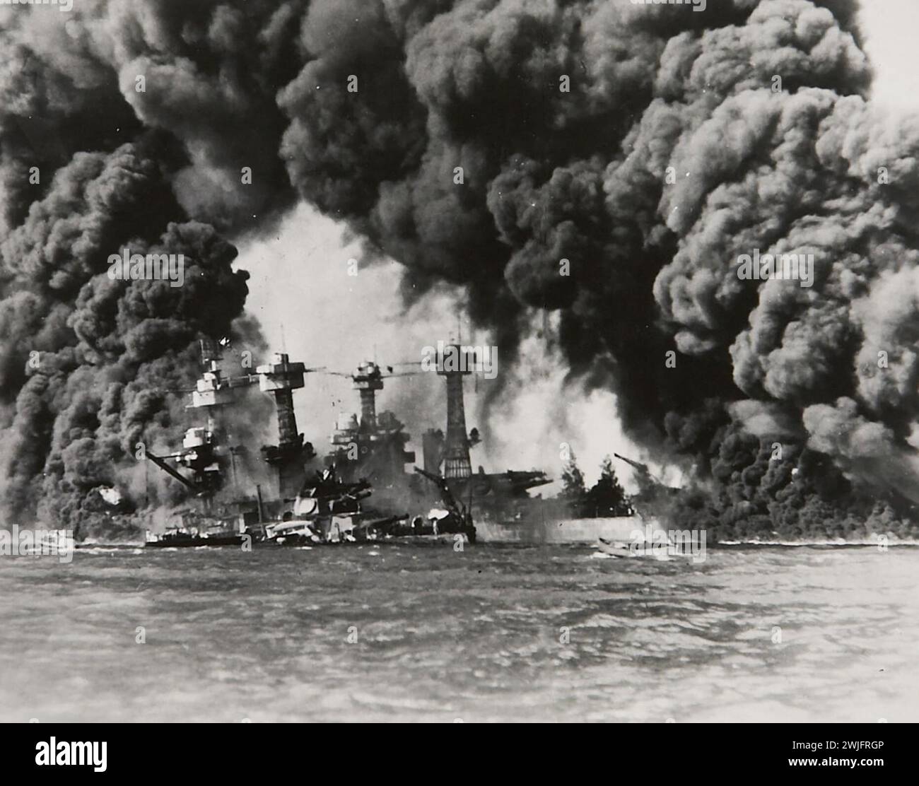 Seconde Guerre mondiale, les cuirassés USS Tennessee (BB-43) et USS West Virginia (BB-48) Pearl Harbor, Hawaï - 7 décembre 1941 Banque D'Images