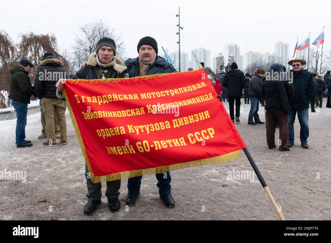 Prog Pétersbourg, Russie. 15 février 2024. Les vétérans de la guerre en Afghanistan posent avec le drapeau d'une division de fusils motorisés lors d'un événement dédié au 35e anniversaire du retrait des troupes soviétiques d'Afghanistan. La Russie célèbre le jour du retrait complet des troupes soviétiques d'Afghanistan. La guerre en Afghanistan a duré de 1979 à 1989, selon les données officielles, plus de 15 000 soldats soviétiques sont morts. (Photo par Andrei Bok/SOPA images/SIPA USA) crédit : SIPA USA/Alamy Live News Banque D'Images