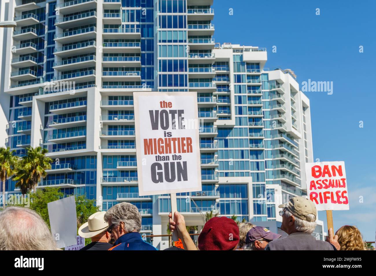 Sarasota, Floride, États-Unis - 24 mars 2018 - les manifestants se rassemblent lors de la manifestation organisée par des étudiants pour nos vies et lisant « voter est plus puissant que le pistolet » Banque D'Images