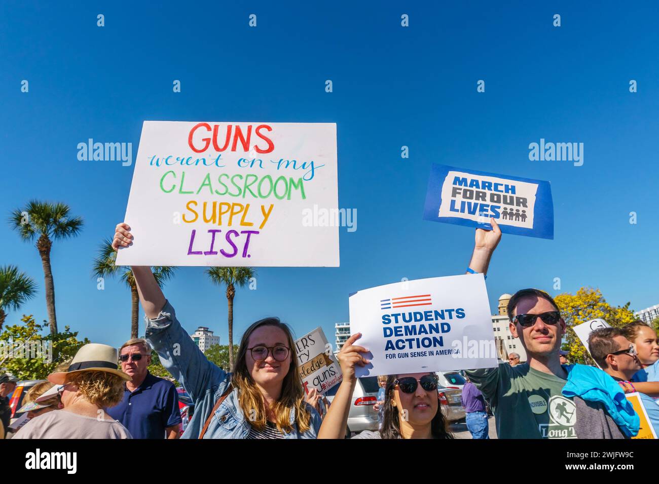 Sarasota, Floride, États-Unis, le 24 mars 2018 - les manifestants se rassemblent lors de la manifestation organisée par des étudiants pour nos vies, avec un panneau indiquant les armes à feu dans la salle de classe. Banque D'Images