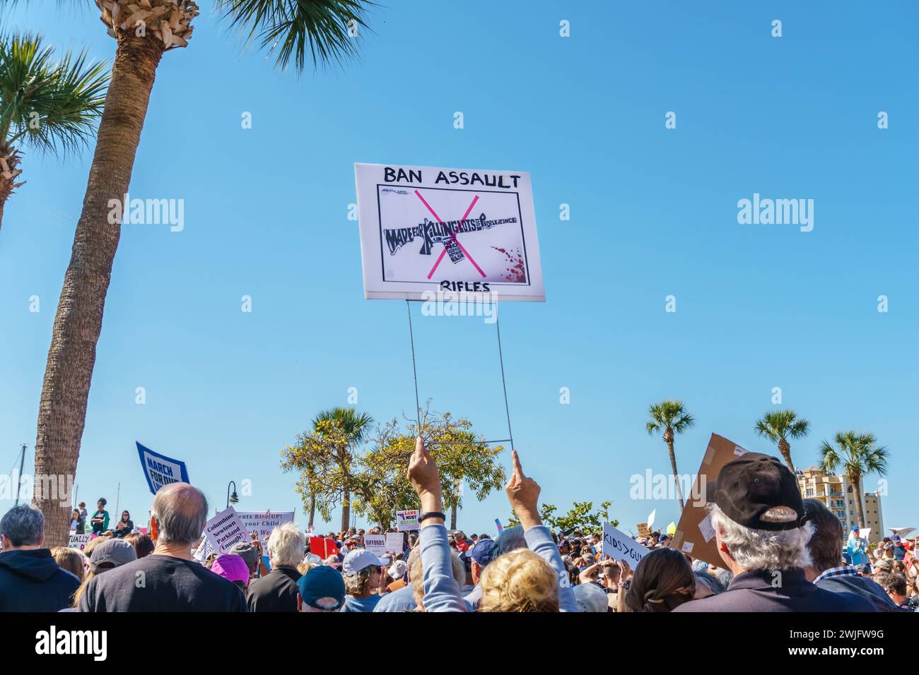 Sarasota, Floride, États-Unis - 24 mars 2018 - les manifestants se rassemblent lors de la manifestation organisée par des étudiants pour nos vies avec un panneau d'arme d'assaut. Banque D'Images