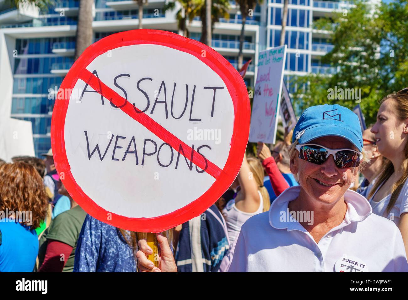 Sarasota, Floride, États-Unis, le 24 mars 2018 - les manifestants se rassemblent lors de la manifestation organisée par des étudiants pour nos vies, avec une pancarte sur les armes d'assaut Banque D'Images