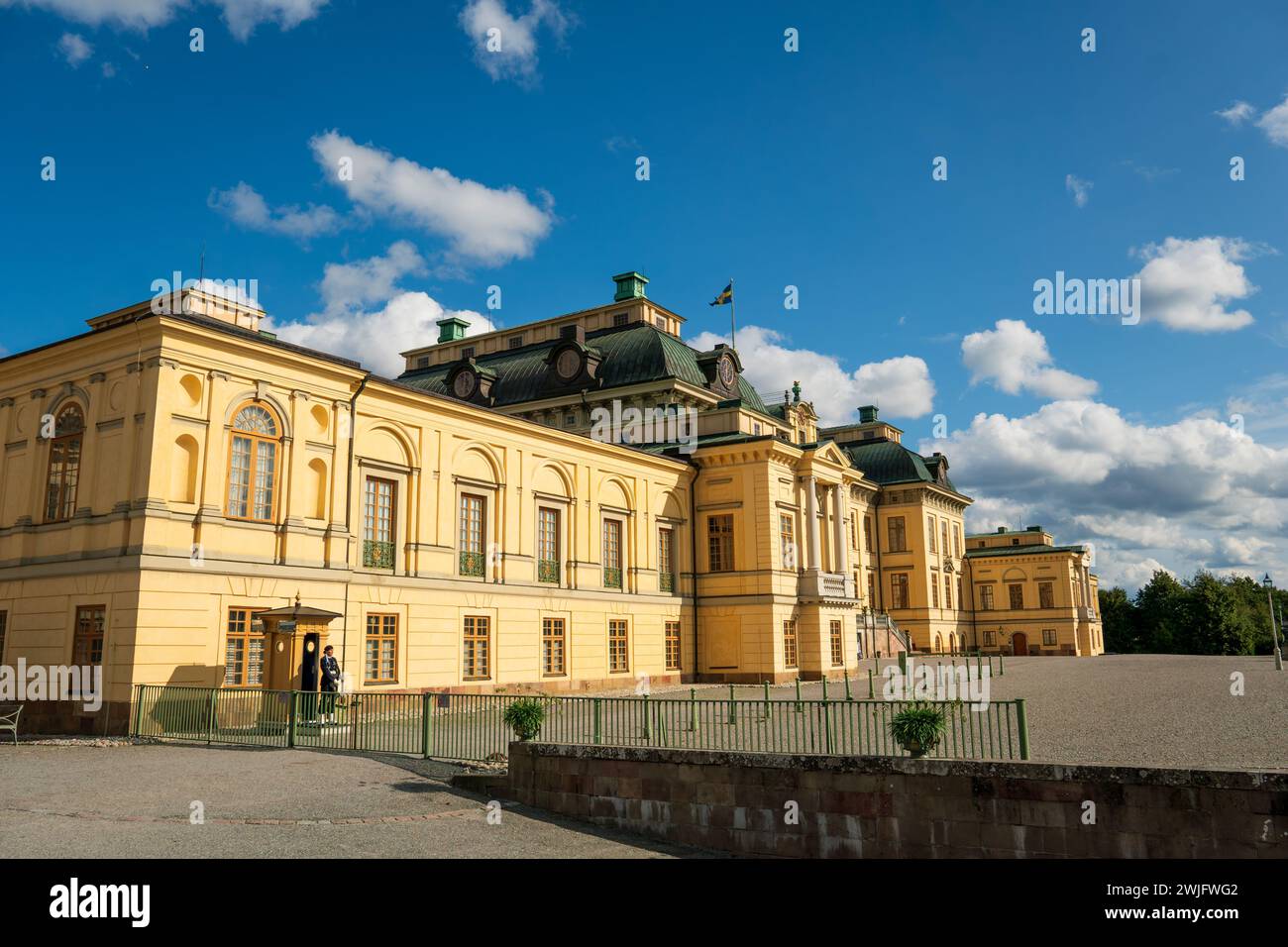 Le palais Drottningholm à Stockholm en Suède. Le palais royal avec sa belle architecture. Soleil éclatant. Gardes royaux stationnés devant. Banque D'Images