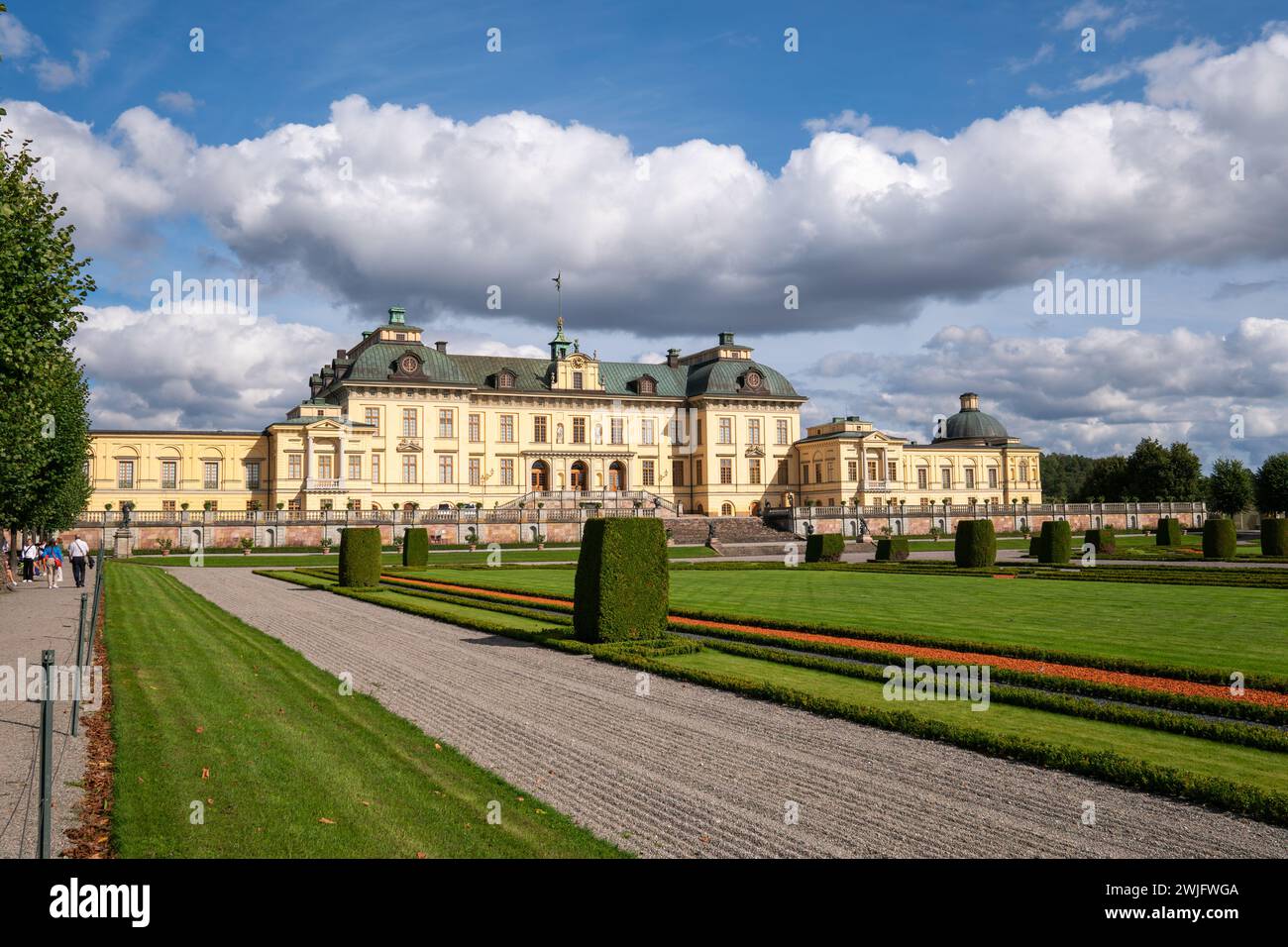 Le palais Drottningholm à Stockholm en Suède. Le palais royal de la famille royale, avec ses jardins, ses fontaines et sa belle architecture. Soleil éclatant Banque D'Images