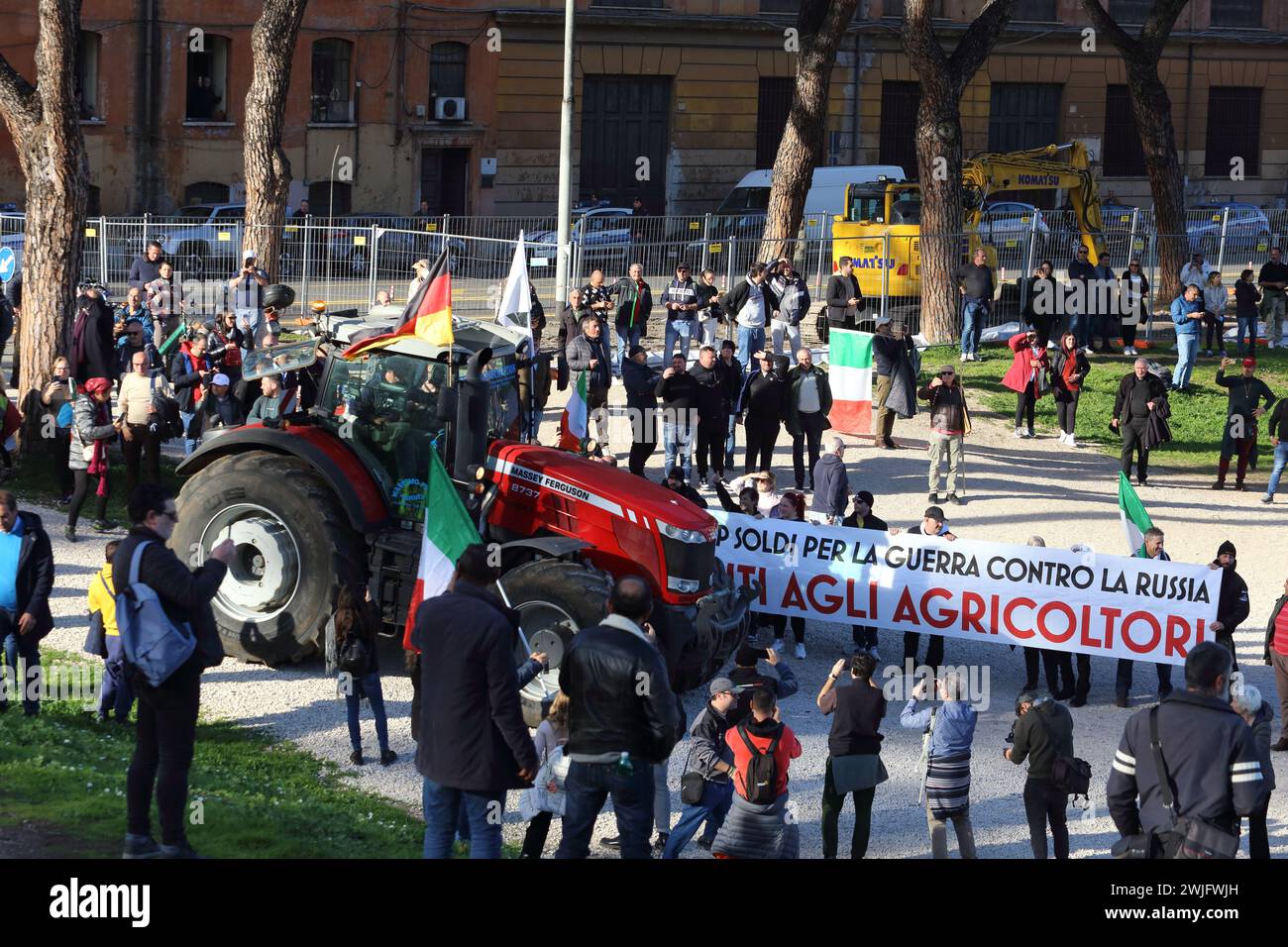 La protestation des agriculteurs dans la capitale italienne, les tracteurs sont arrivés au Circus Maximus. Rome, Italie. 15 février 2024. ANTONIO NARDELLI / ALAMY LIVE NEWS Banque D'Images