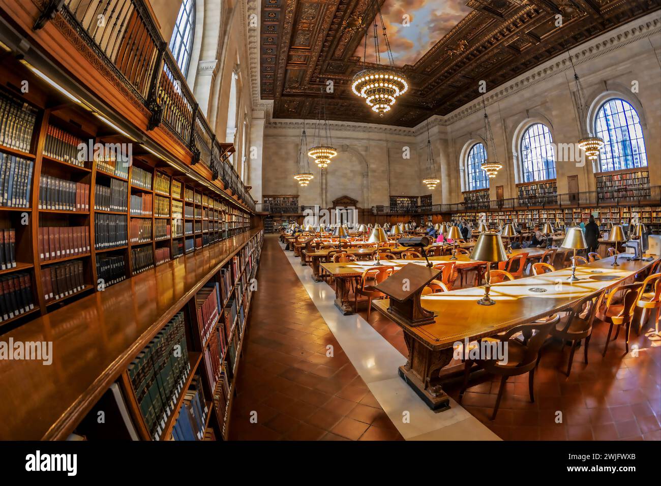 NY, USA-MARS 7,2020 : vue de l'intérieur de la bibliothèque publique. Avec 53 millions d'articles et 92 emplacements est la deuxième plus grande bibliothèque publique aux États-Unis. Banque D'Images