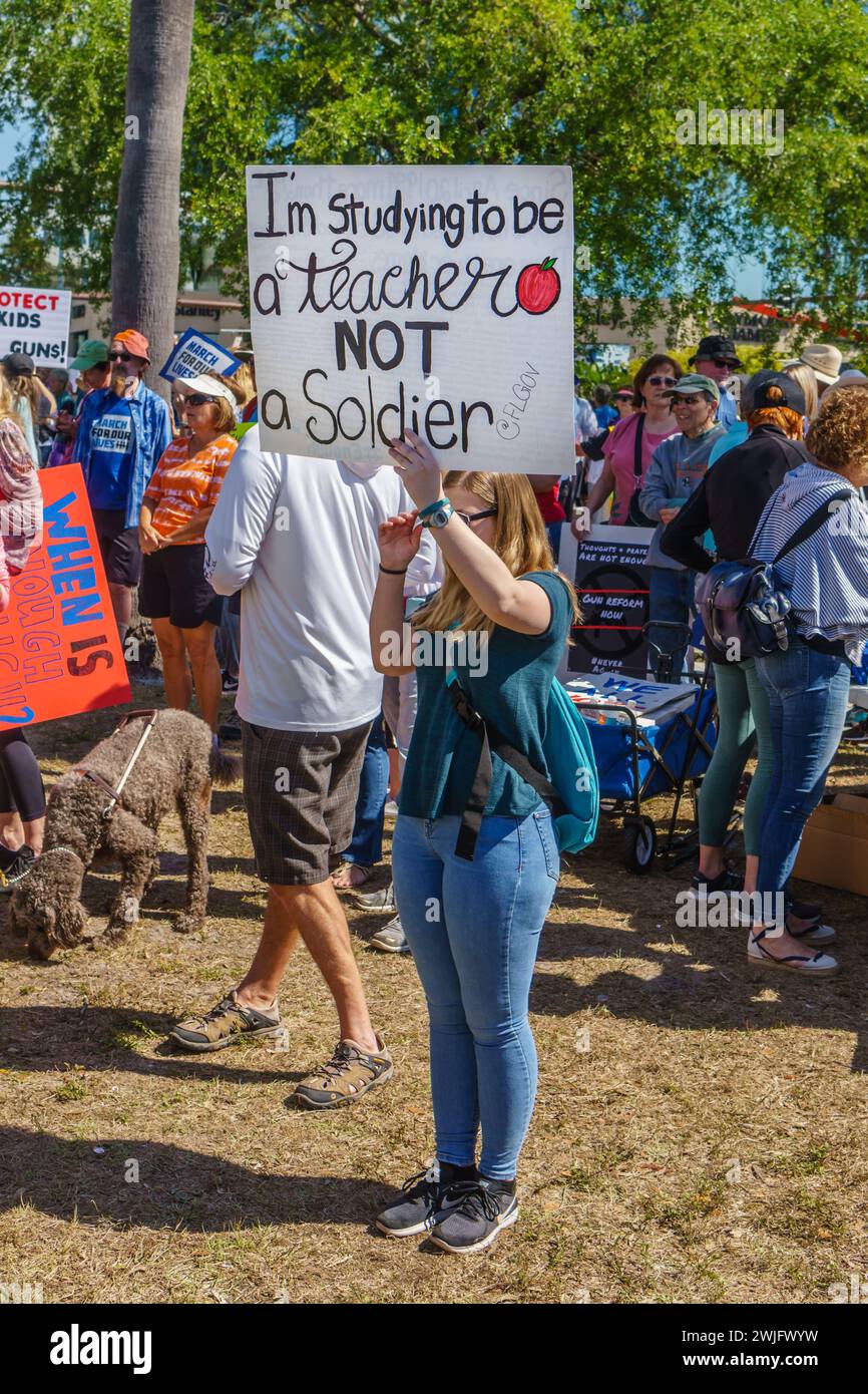 Sarasota, Floride, États-Unis - 24 mars 2018 - les manifestants se rassemblent lors de la manifestation organisée par des étudiants pour nos vies, avec une pancarte indiquant « je suis un enseignant pas un soldat » Banque D'Images