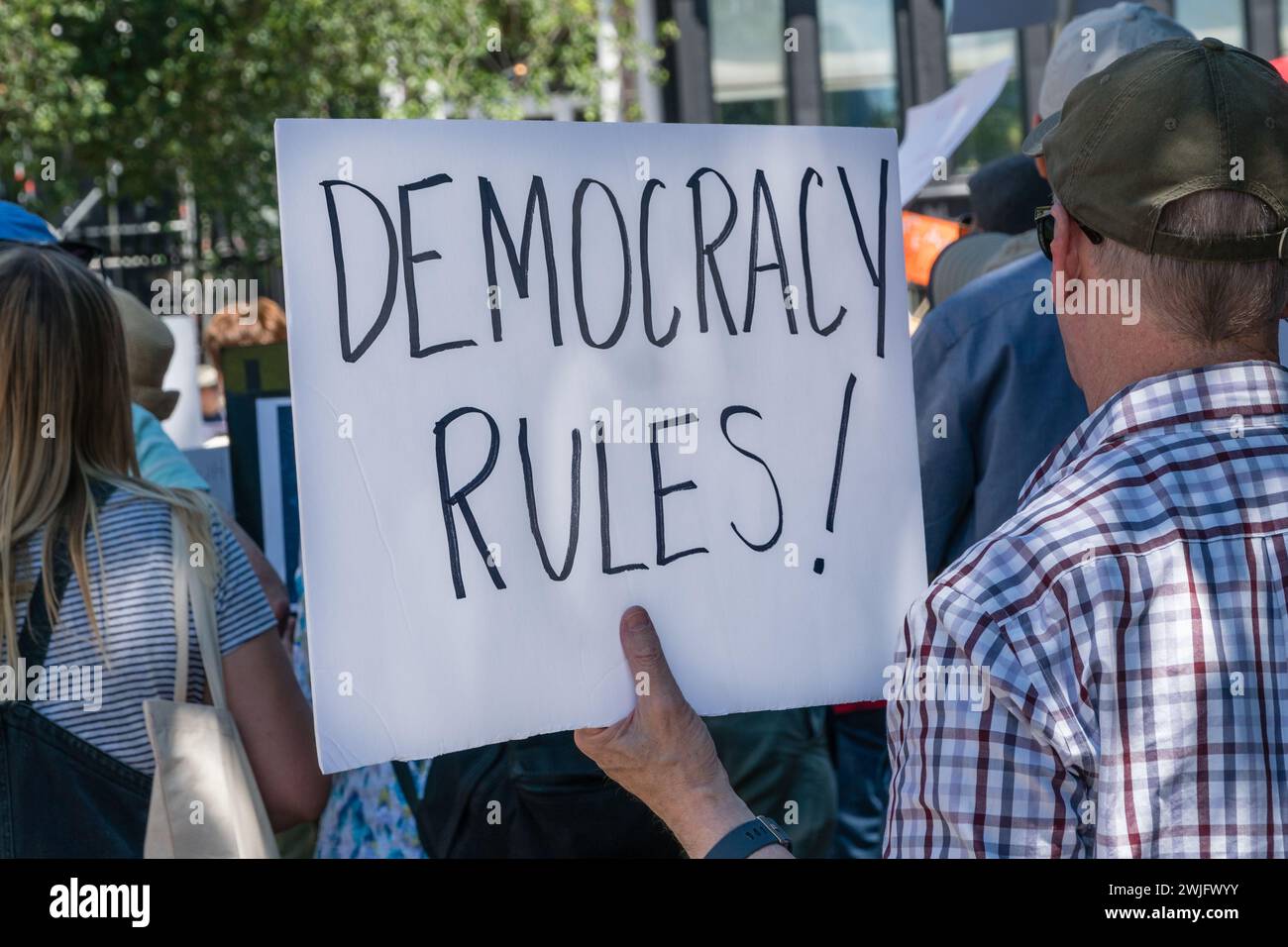 Sarasota, Floride, États-Unis - 24 mars 2018 - des manifestants se rassemblent lors de la manifestation organisée par des étudiants pour nos vies, avec une pancarte indiquant « règles de la démocratie » Banque D'Images