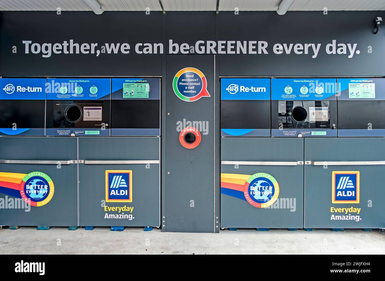 Les nouvelles stations de recyclage automatisées Re-Turn pour les conteneurs de boissons vides ont récemment été introduites en Irlande. Vu ici dans un magasin Aldi. Banque D'Images