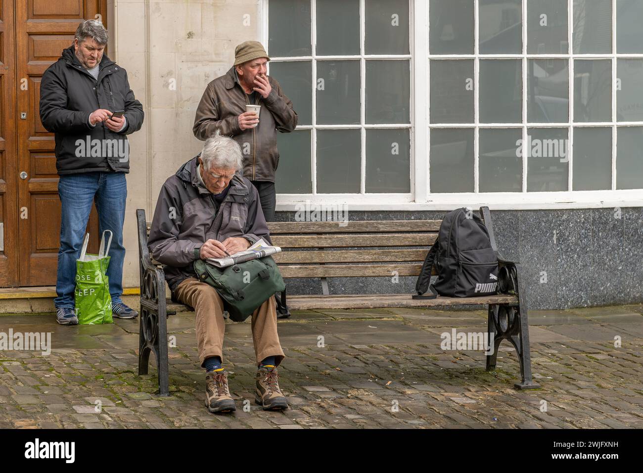 Homme faisant Crossword Banque D'Images