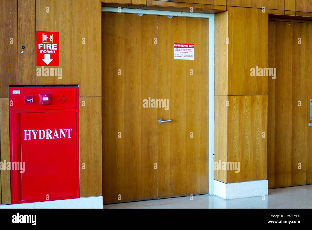 Autocollant rouge avec signe extincteur sur le mur en bois Banque D'Images