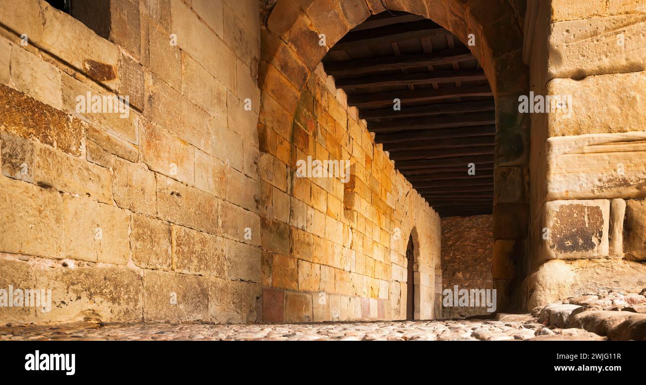 Vue de la façade extérieure couverte d'un bâtiment médiéval dans la ville de Santillana del Mar en Cantabrie. Architecture traditionnelle. Banque D'Images