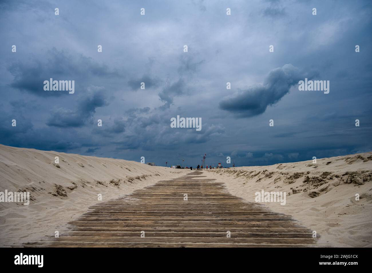 Insel Amrum Holzbohlenweg zum feinen Sandstrand in Wittdün mit dramatischem Himmel Banque D'Images