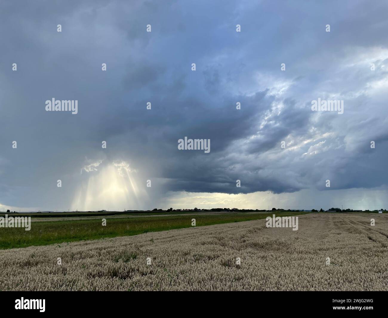 Nuages d'orage et rayons du soleil qui traversent d'une manière spectaculaire. Banque D'Images