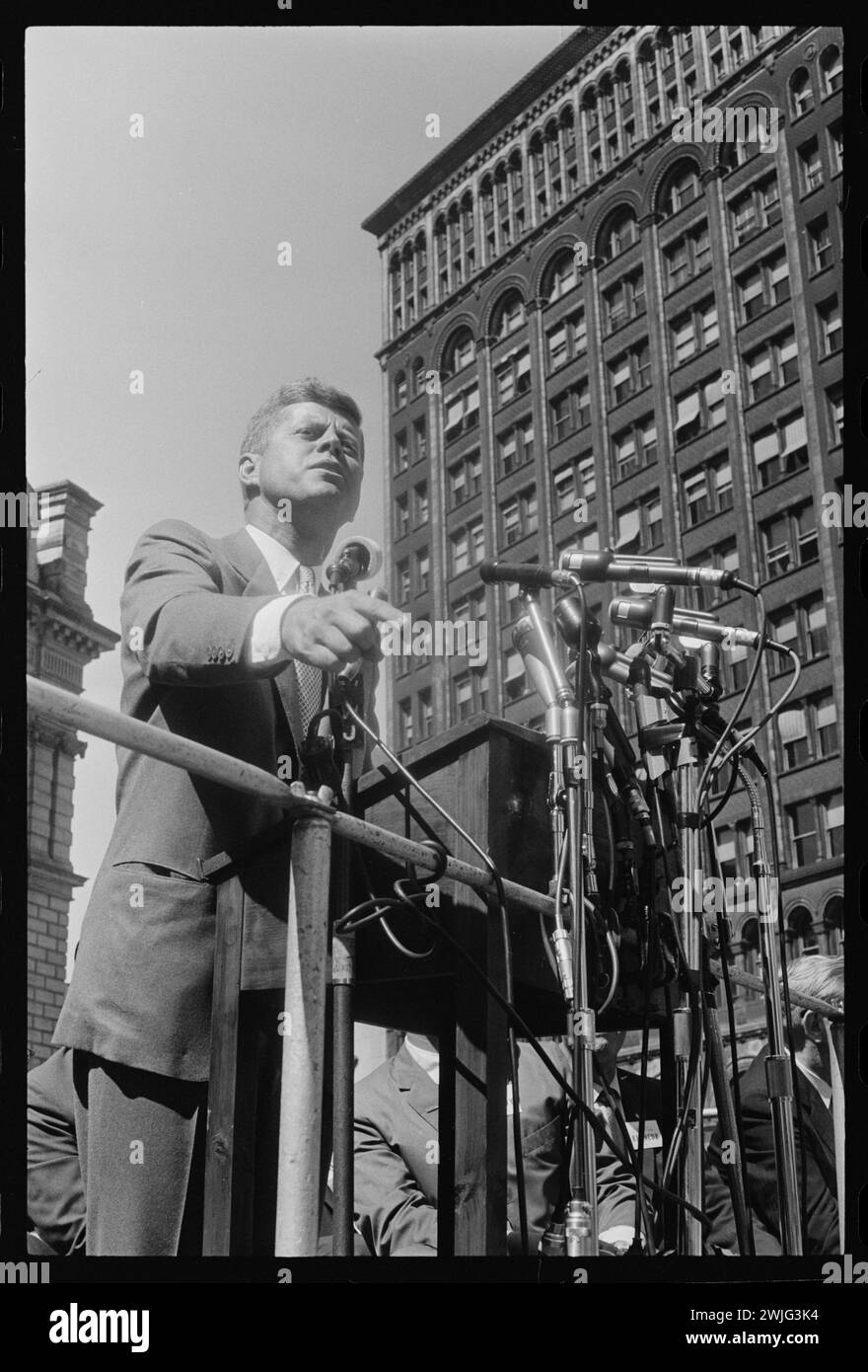 Le sénateur John F. Kennedy s'exprimant lors d'un rassemblement le jour de la fête du travail à Cadillac Square pendant sa campagne présidentielle, 9/6/1960, Detroit, Michigan. (Photo de Thomas O'Halloran/US News and World Report Magazine Collection) Banque D'Images