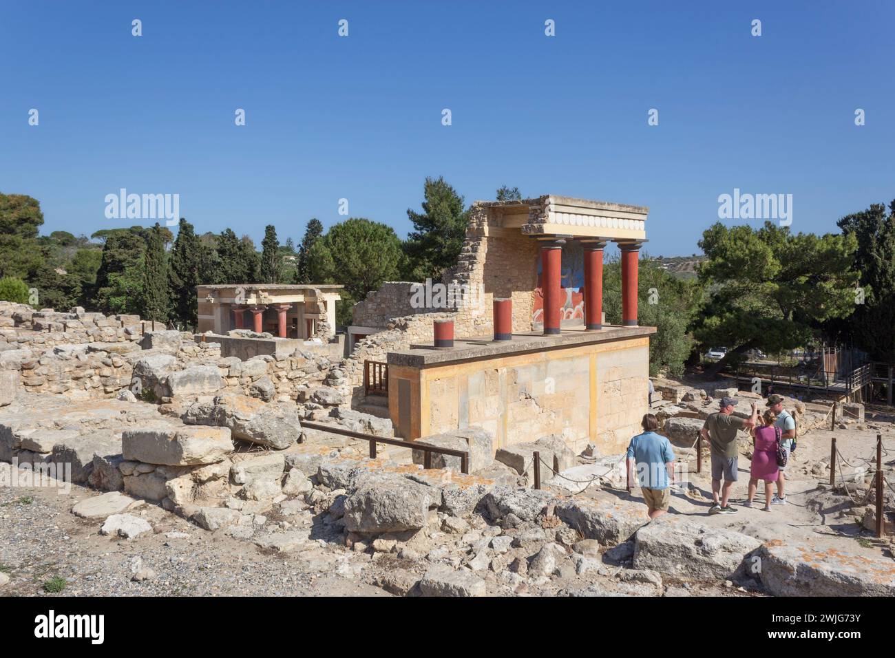 Palais de Minos, Knossos, Crète, Grèce. Le Portique Nord avec fresque de taureau de chargement. Banque D'Images