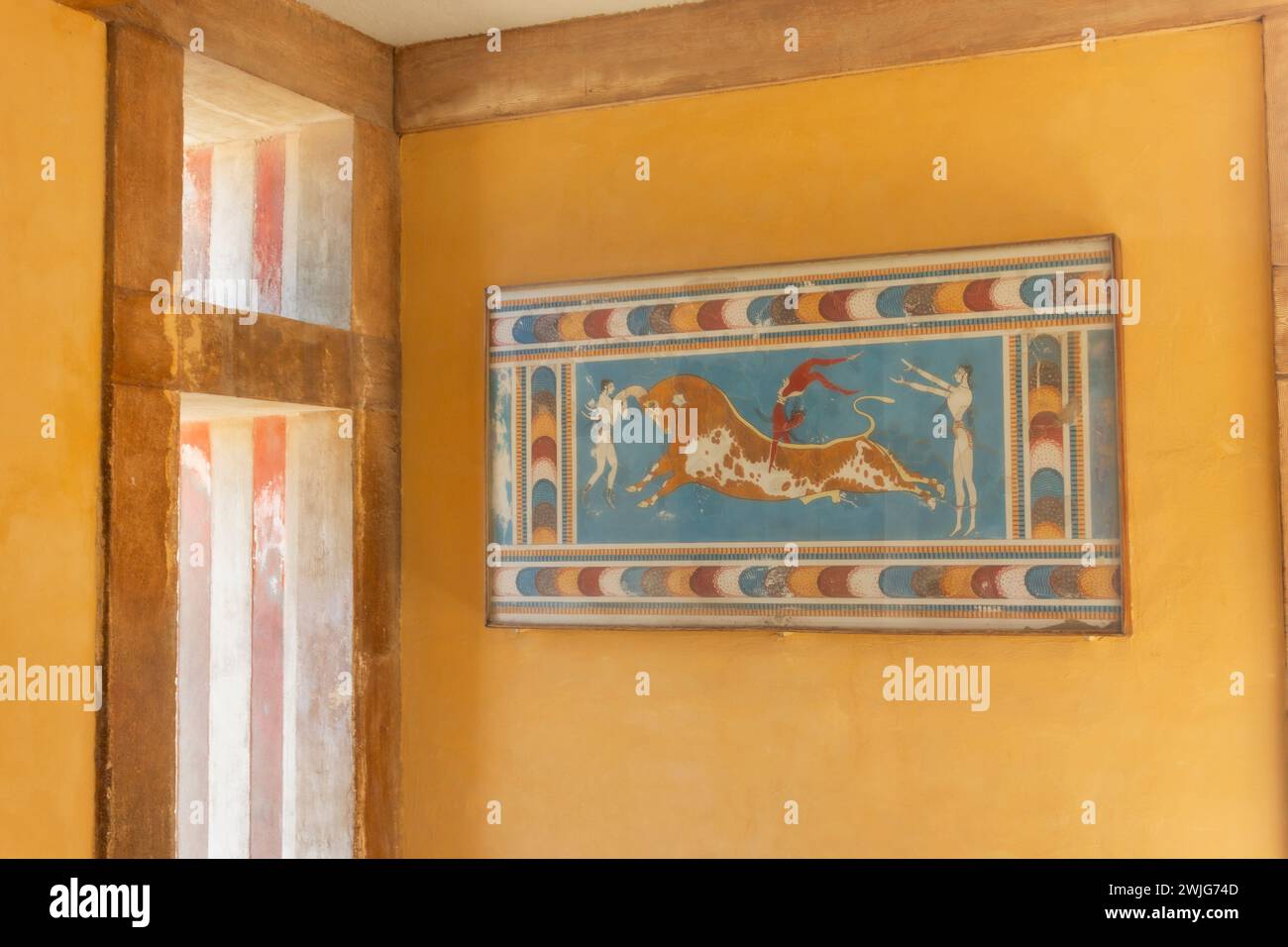 Palais de Minos, Knossos, Crète, Grèce. Fresque à saut de taureau maintenant au Musée archéologique d'Héraklion. Banque D'Images