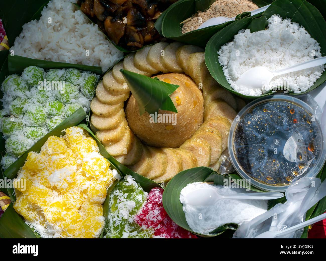 Tumpeng (riz en forme de cône) et Jajan Pasar (nourriture de rue du marché traditionnel), culture indonésienne et javanaise pour les cérémonies traditionnelles. Banque D'Images