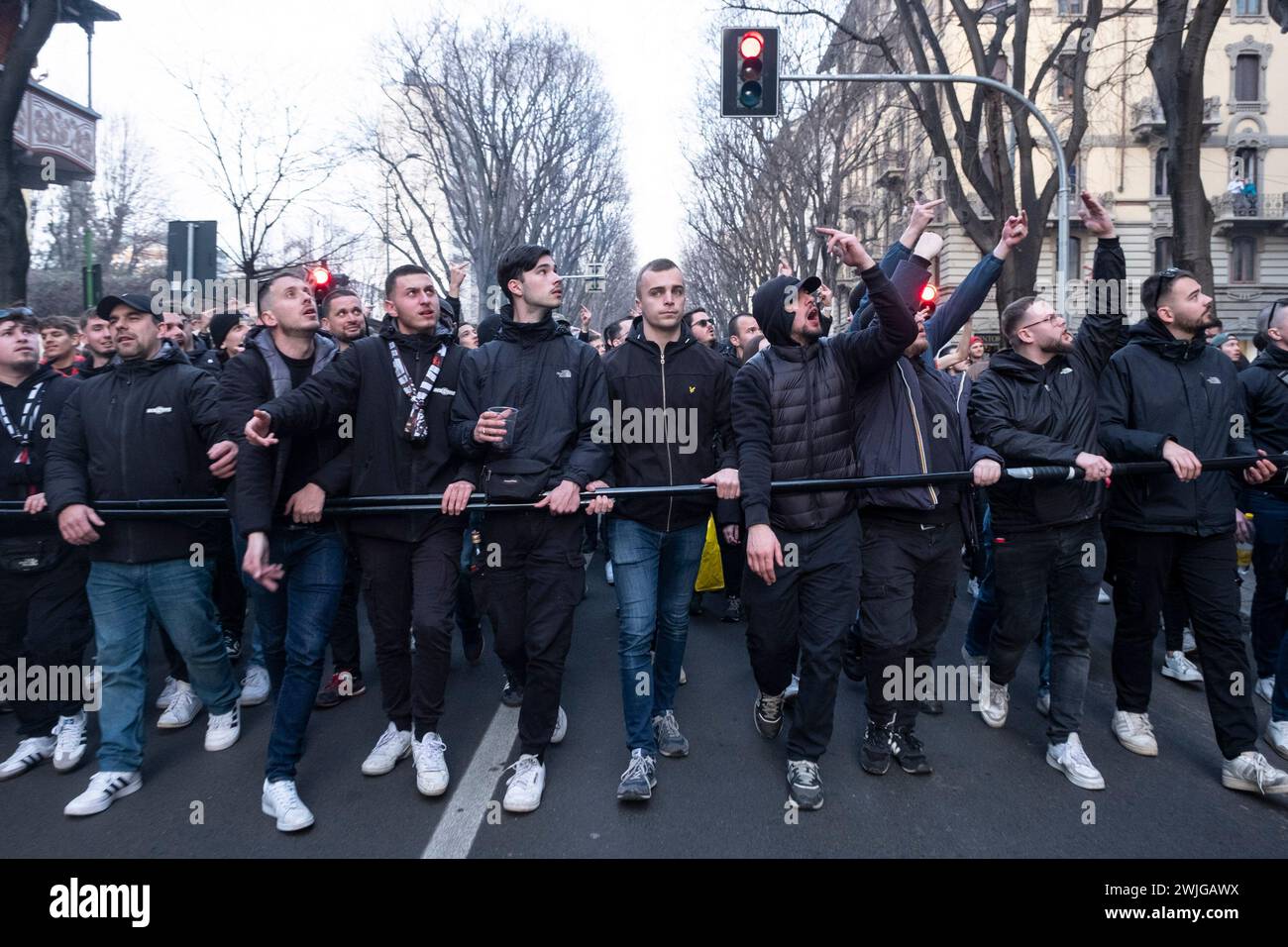 Milan, Italie. 15 février 2024. Foto Alessandro Cimma/LaPresse 15-02-2024 Milano, Italie. Il corteo dei tifosi della squadra di calcio "Rennes" verso lo stadio Giuseppe Meazza (San Siro) per la partita Rennes-Milan. Photo Alessandro Cimma/LaPresse 15-02-2024 Milan, Italie. Le cortège des supporters de l'équipe de football "Rennes" vers le stade Giuseppe Meazza (San Siro) pour le match Rennes-Milan. Crédit : LaPresse/Alamy Live News Banque D'Images