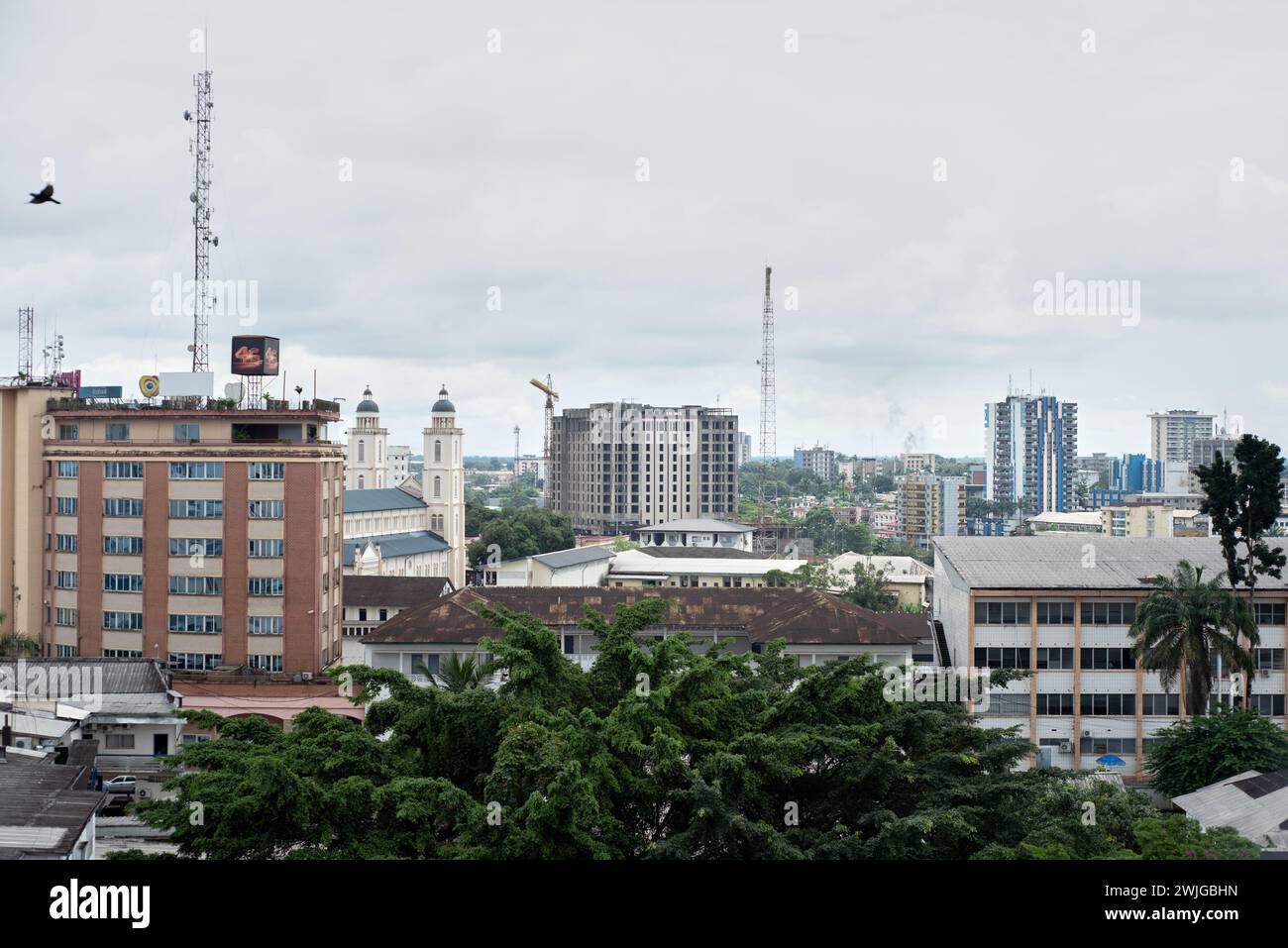 Tours jumelles de la cathédrale Saint Pierre et Paul, Douala, Cameroun Banque D'Images