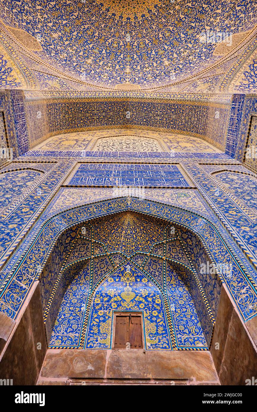 Ispahan, Iran, 06.30.2023 : Mosquée Shah, Ispahan, iran, détails architecturaux des carreaux de mosaïque de la grande mosquée shah. Banque D'Images