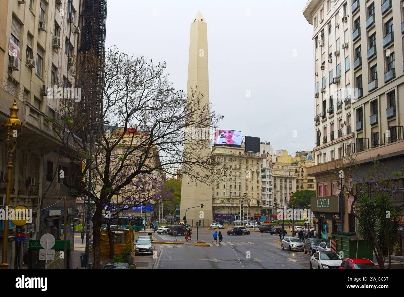 L'Obélisque de Buenos Aires est un monument historique national et une icône de Buenos Aires. Érigé en 1936 pour commémorer la première fondation de la ville. Banque D'Images