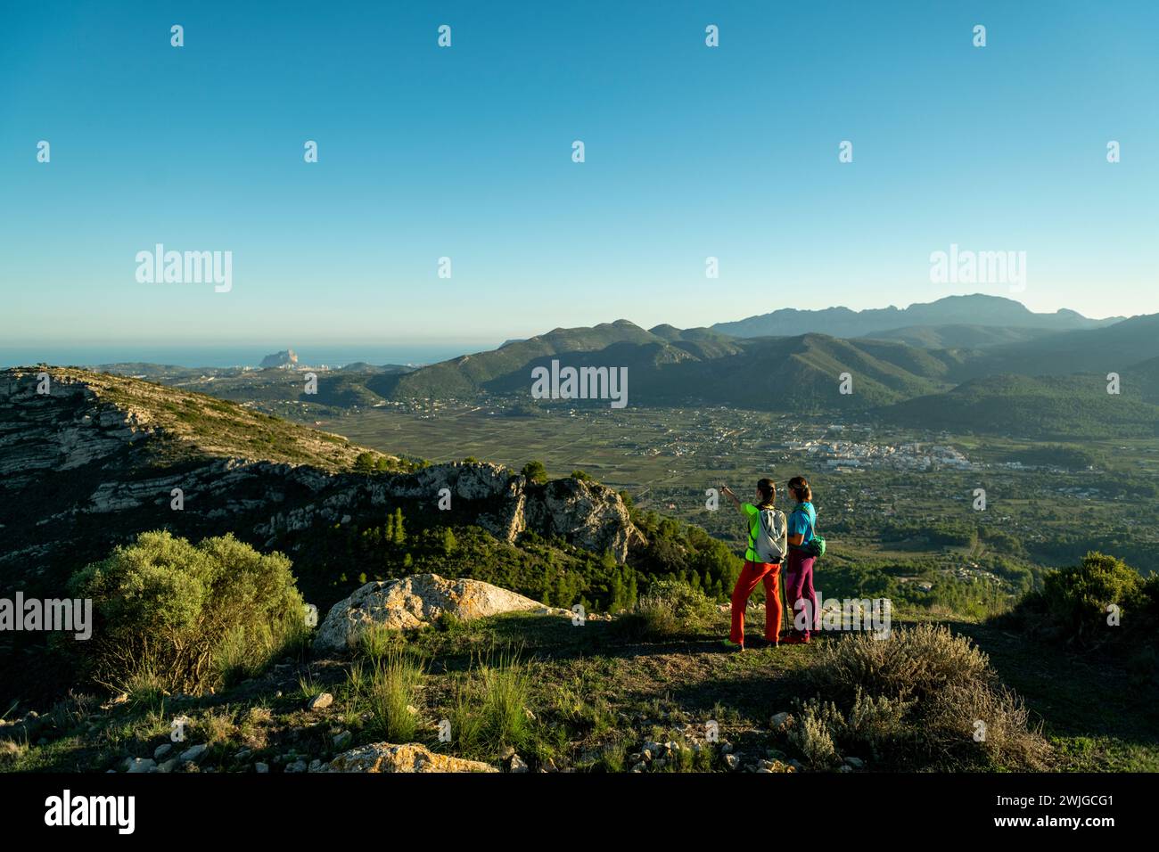 Deux randonneuses femmes appréciant la belle nature d'en haut, Lliber, Alicante, Costa Blanca, Espagne - photo stock Banque D'Images