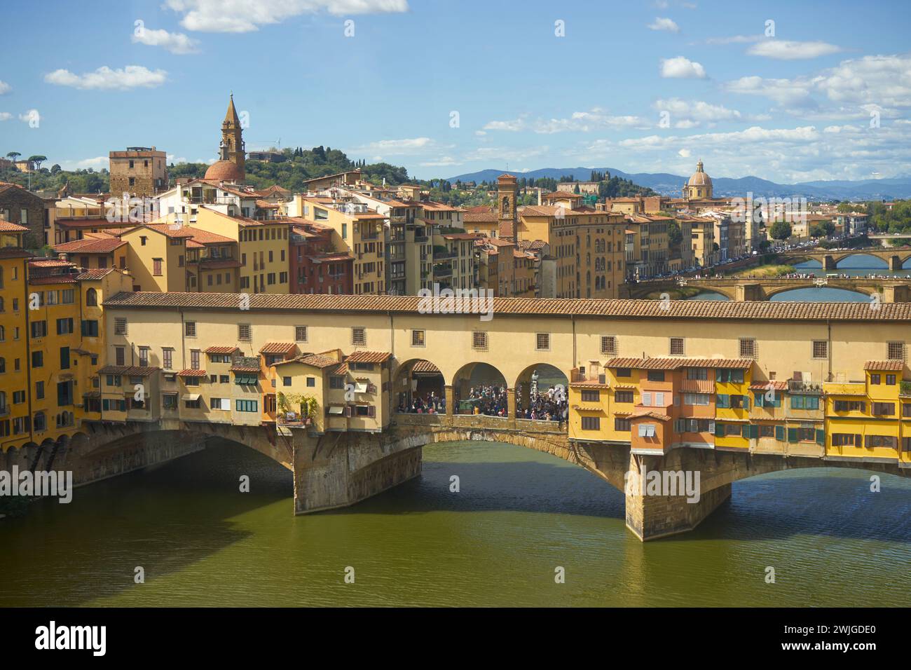 Soleil matinal sur Ponte Vecchio, Vieux Pont, Florence, Italie depuis la Galerie des Offices Banque D'Images