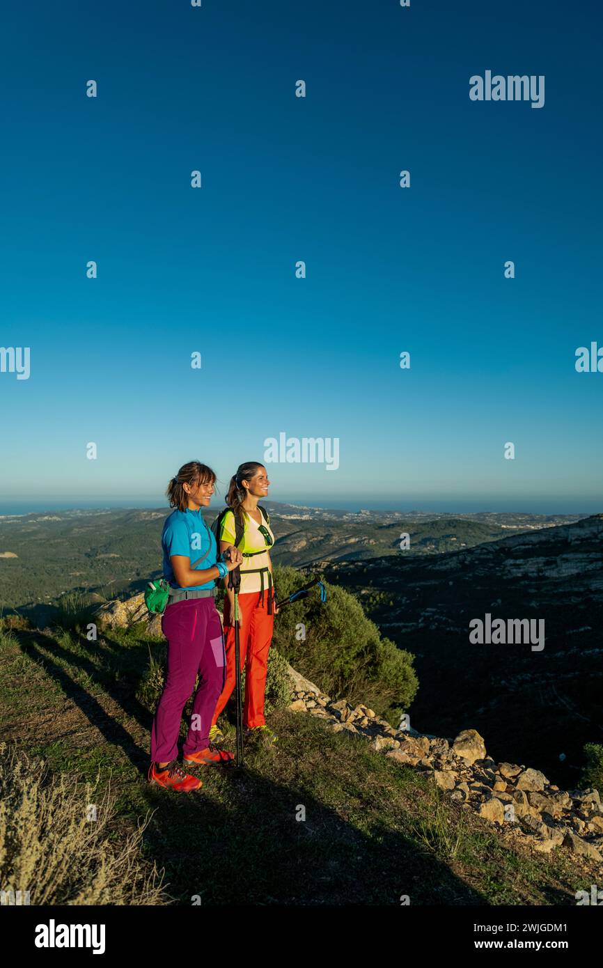 Deux randonneuses femmes appréciant la belle nature d'en haut, Lliber, Alicante, Costa Blanca, Espagne - photo stock Banque D'Images