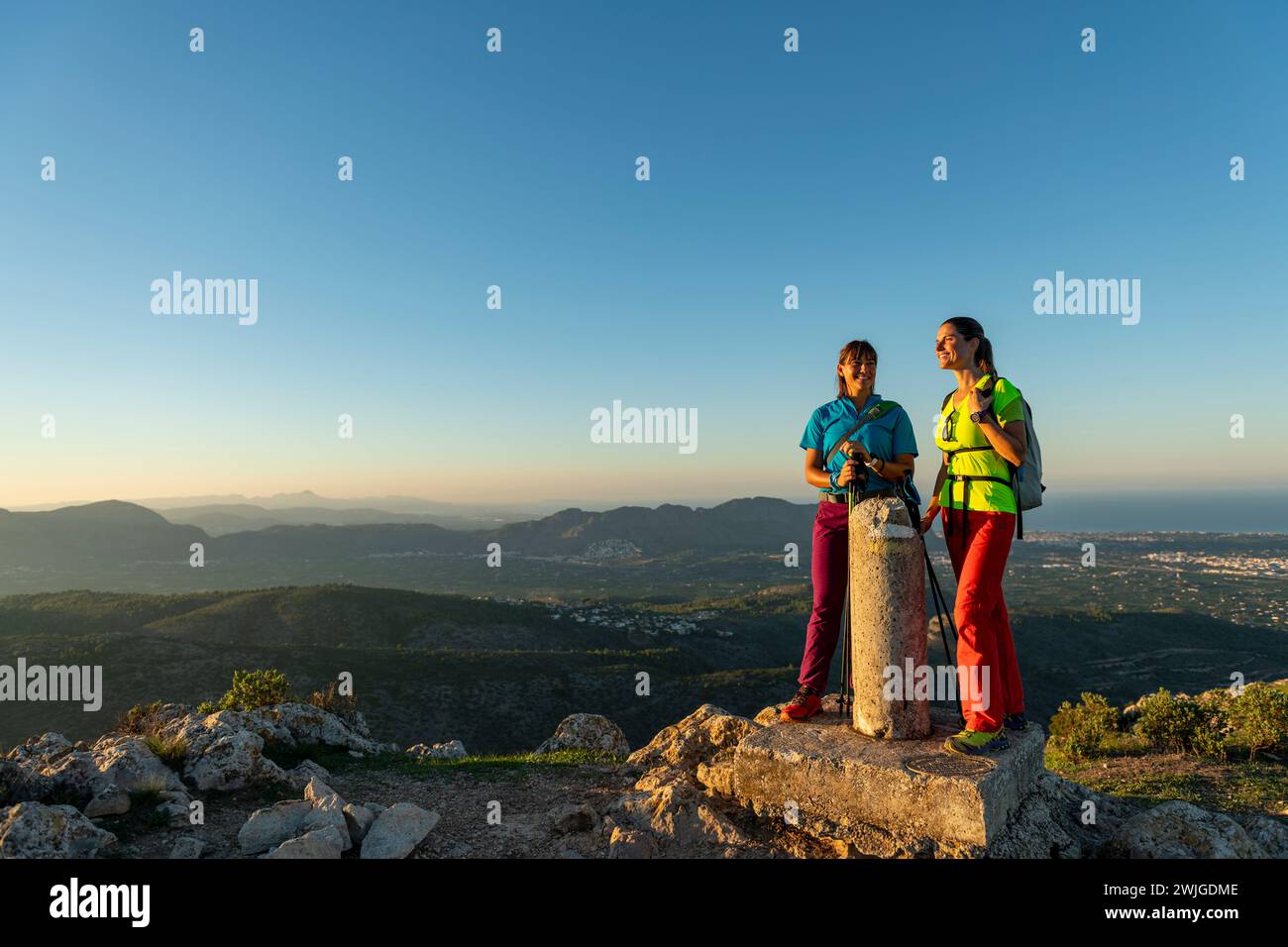 Deux randonneuses femmes appréciant la belle nature d'en haut, Lliber, Alicante, Costa Blanca, Espagne - photo stock Banque D'Images